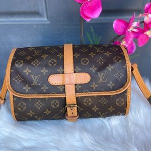 LOUIS VUITTON Shoulder bag